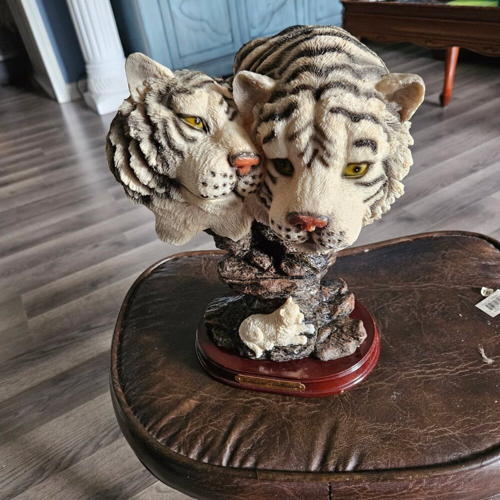 Goldenvale Collection - white tiger heads 3 D figurine